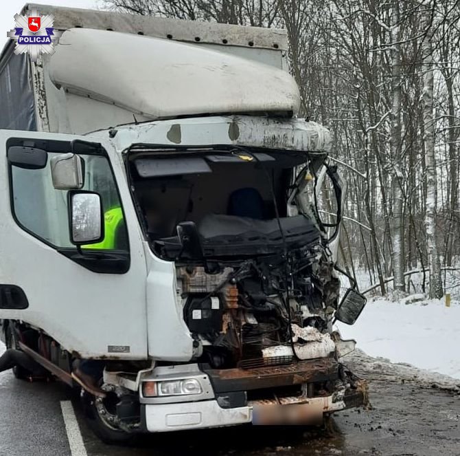 68 180224 Poważny wypadek z udziałem dwóch ciężarówek. Kierowca zakleszczony w samochodzie