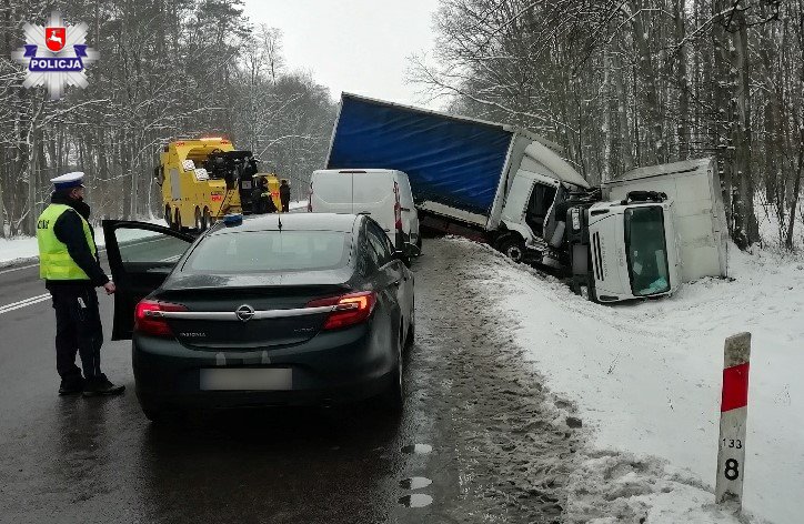 Poważny wypadek z udziałem dwóch ciężarówek. Kierowca zakleszczony w samochodzie