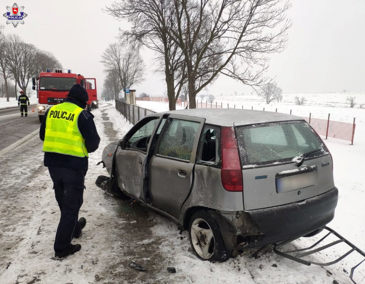 68 180226 Poważny wypadek z udziałem dwóch ciężarówek. Kierowca zakleszczony w samochodzie