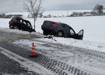 Czołowe zderzenie peugeota z volvo.