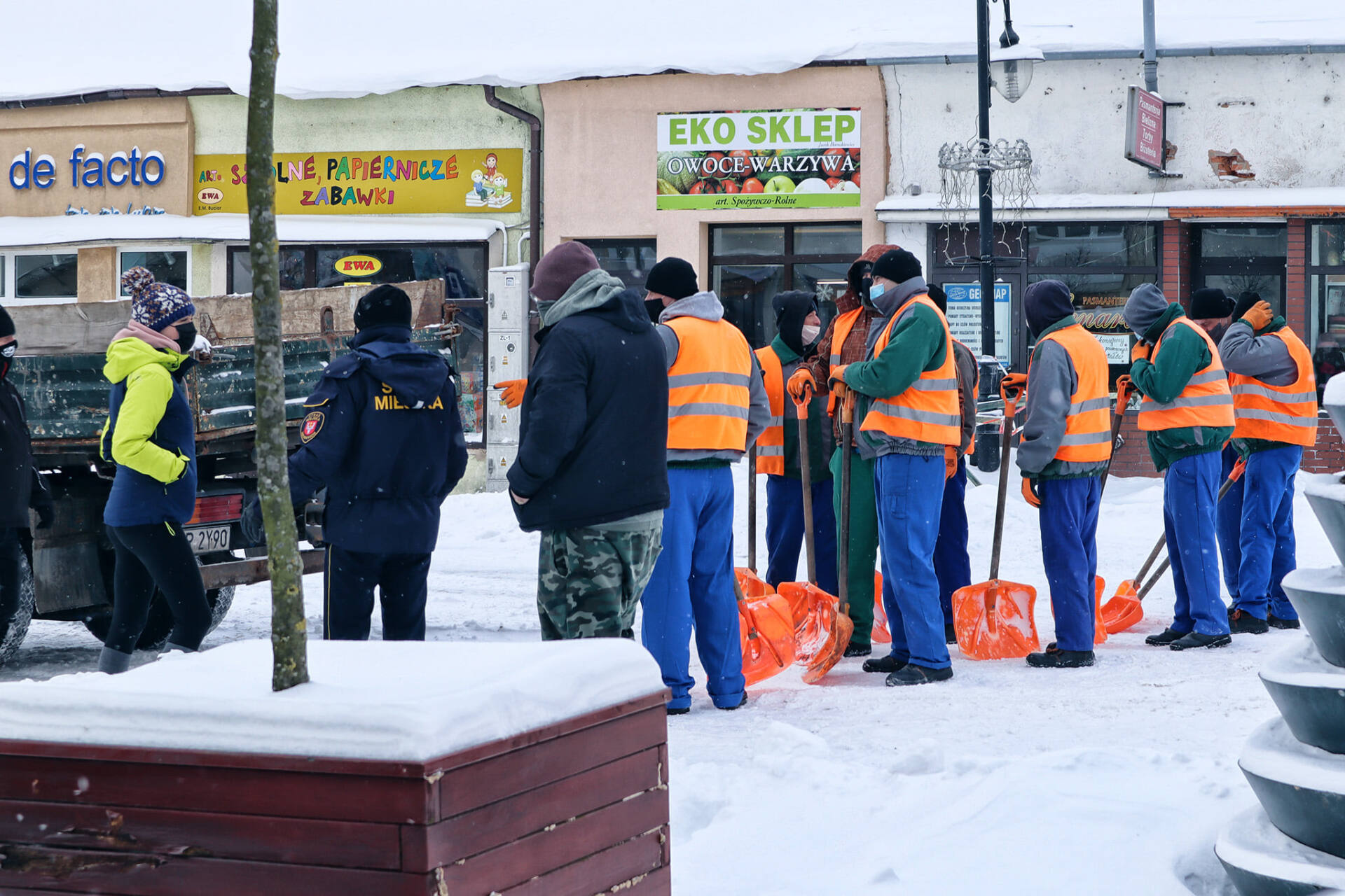 149990910 2791372571150243 397878629255276441 o Hrubieszów: Więźniowie odśnieżali miasto