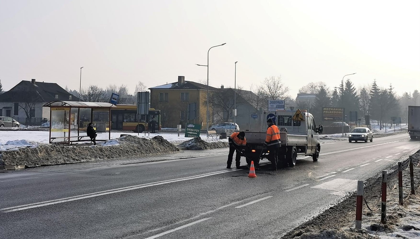 153820446 262973712075980 1702991960254990800 o ZAMOŚĆ: Dziury wyszły spod śniegu. Drogowcy zajęli się ich łataniem [ZDJĘCIA]