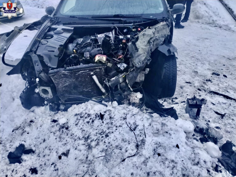 Citroenem wjechał pod nadjeżdżający szynobus