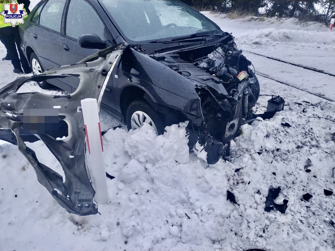 361 181395 Citroenem wjechał pod nadjeżdżający szynobus