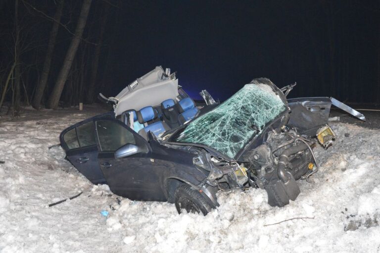 Poważny wypadek na krajowej 17 pod Zamościem. Opel zderzył się z ciężarówką