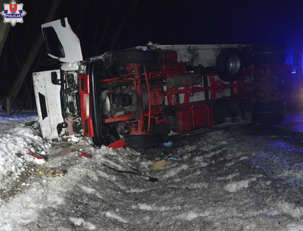 361 181580 Poważny wypadek na krajowej 17 pod Zamościem. Opel zderzył się z ciężarówką