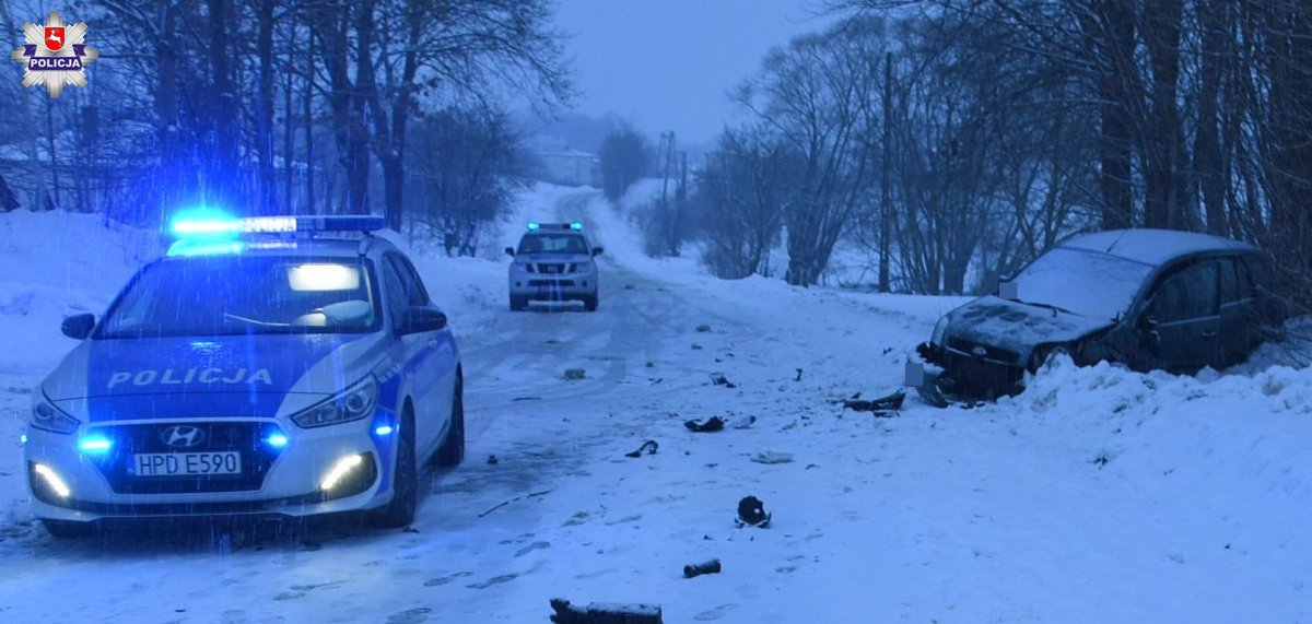 68 181274 Czołowe zderzenie BMW i forda. 32-latka w szpitalu