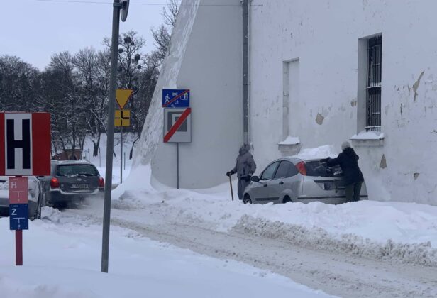 img 6577 ZAMOŚĆ: Obfite opady śniegu. Fatalne warunki na osiedlach i parkingach [ZDJĘCIA]