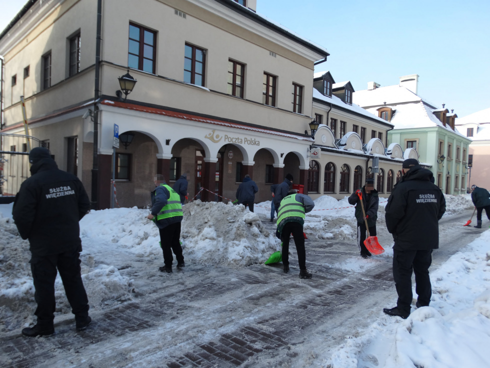 s4 22327ec08151b0230f6f4b33d87b961a ZAMOŚĆ: Więźniowie walczą ze śniegiem [ZDJĘCIA]