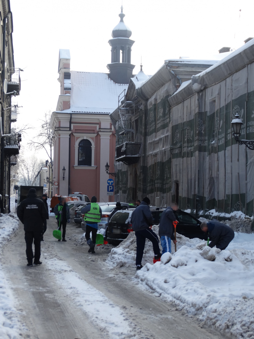 s4 631087aee3937b54d753c5c9d970157d ZAMOŚĆ: Więźniowie walczą ze śniegiem [ZDJĘCIA]