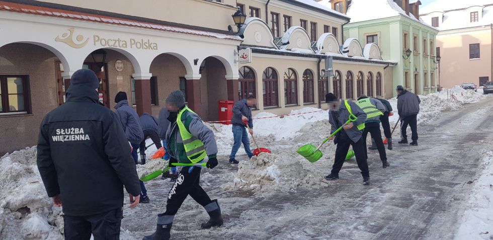 s4 a69a94069c996862966123c29622822c ZAMOŚĆ: Więźniowie walczą ze śniegiem [ZDJĘCIA]