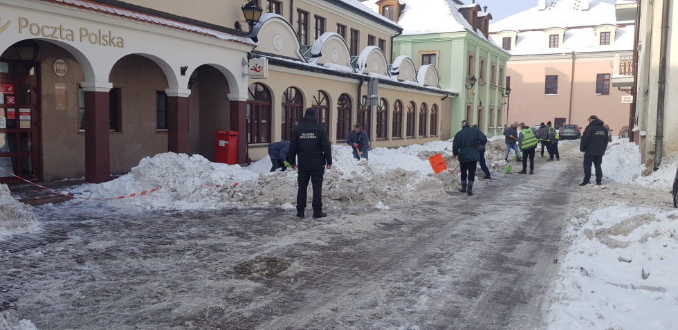 s4 d28de4c5a64fad82ac06c85cad29a583 ZAMOŚĆ: Więźniowie walczą ze śniegiem [ZDJĘCIA]