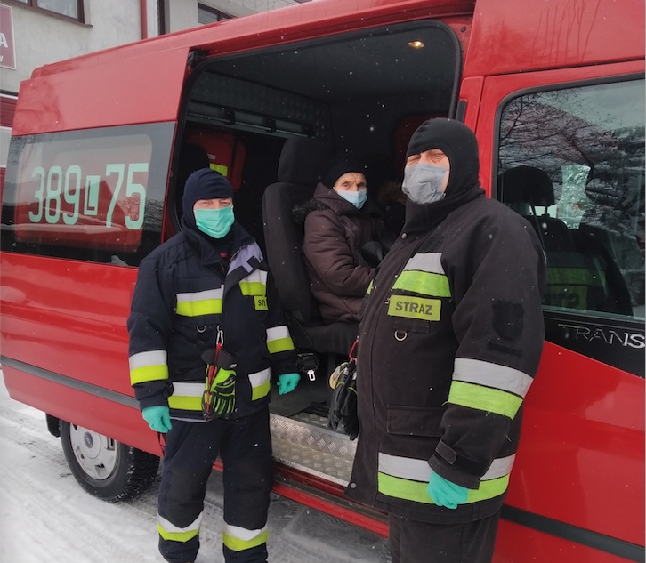 Strażacy dowożą na szczepienia przeciwko COVID-19