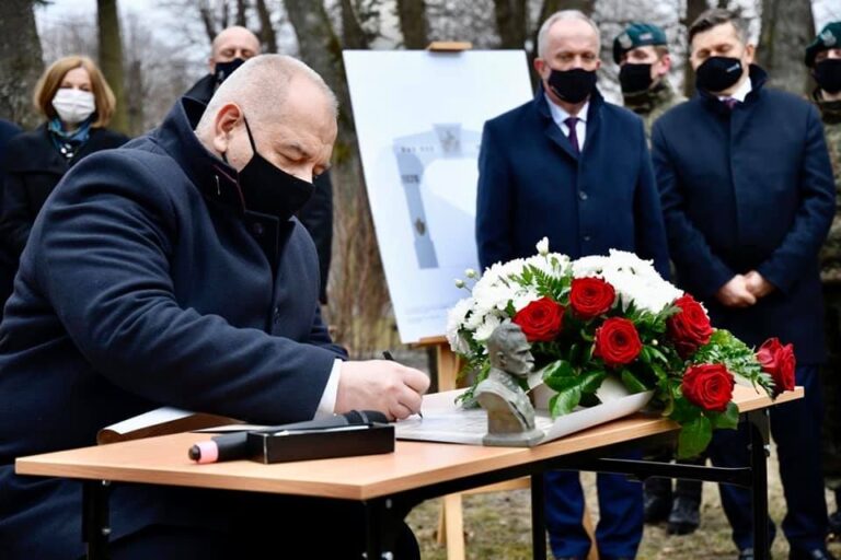 W Tomaszowie Lubelskim stanie 6-metrowy łuk triumfalny.  Koszt budowy pomnika oszacowano na  około …  200 tys. zł.