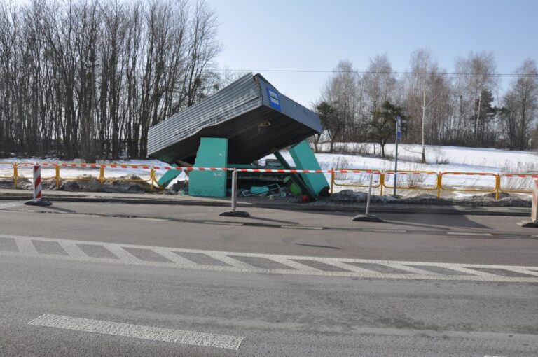 Ktoś uszkodził przystanek. Policja poszukuje świadków zdarzenia