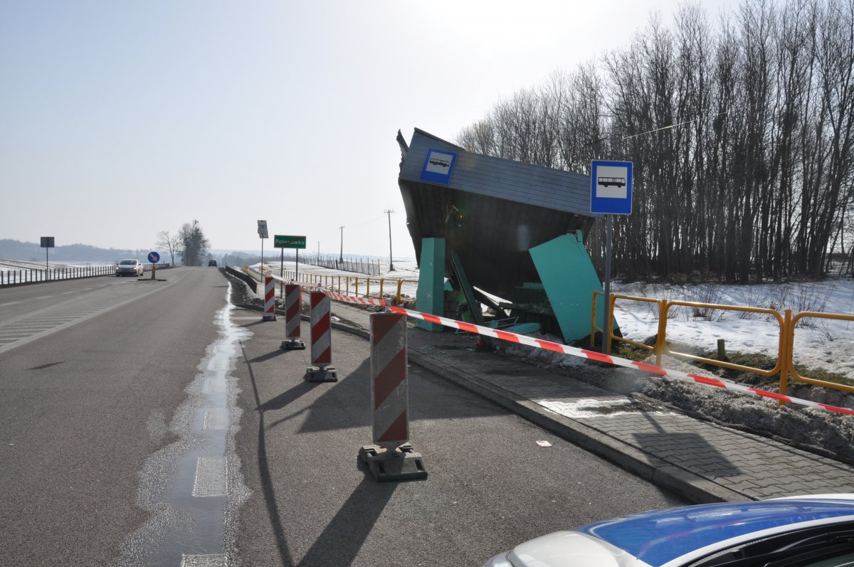 359 181817 Ktoś uszkodził przystanek. Policja poszukuje świadków zdarzenia