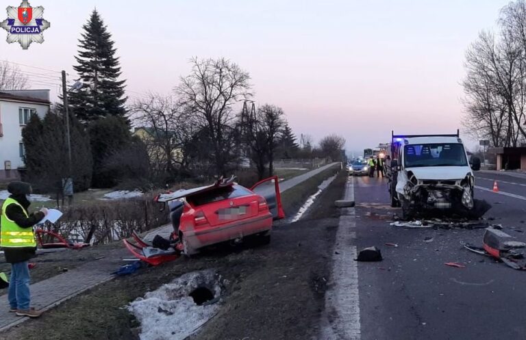 Poważny wypadek na krajowej 17. Zderzenie skody z dostawczym iveco. Są ranni