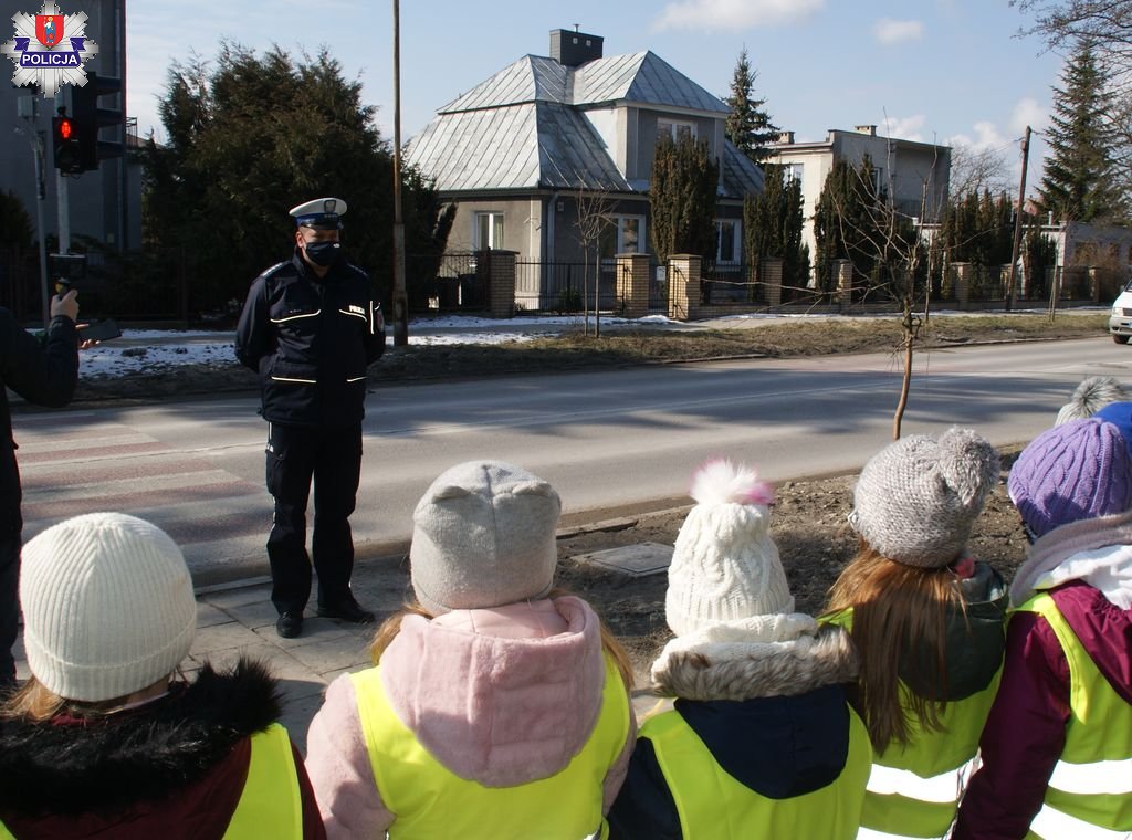 361 182179 ZAMOŚĆ: Uczniowie SP nr 6 już wiedzą, jak bezpiecznie przechodzić przez jezdnię