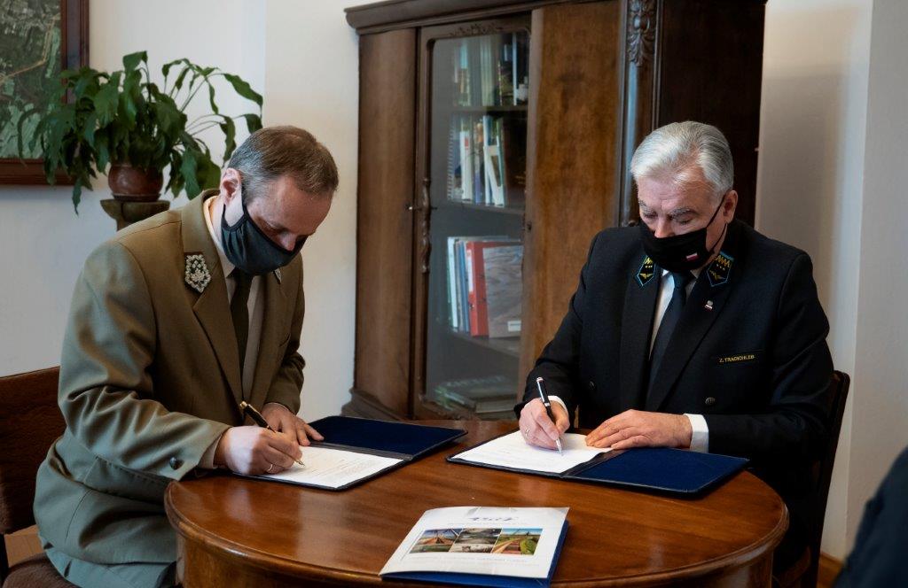 zdjecie nr 1 podpisanie umowy pkp lhs rpn PKP LHS rozszerza wieloletnie partnerstwo z Roztoczańskim Parkiem Narodowym