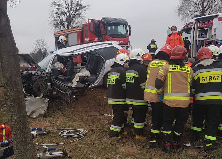 Kierowca Toyoty uderzył w betonowy przepust drogowy