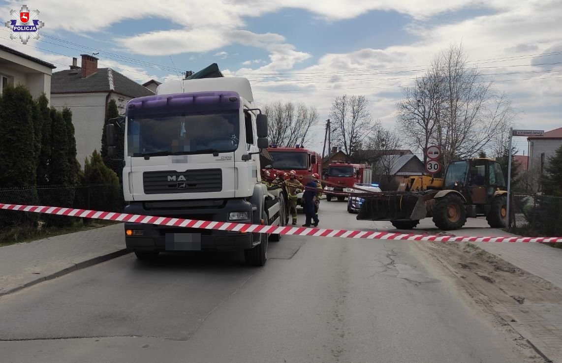 68 183491 Ładunek zsunął się z ciężarówki. Pojazd w każdej chwili mógł się wywrócić.