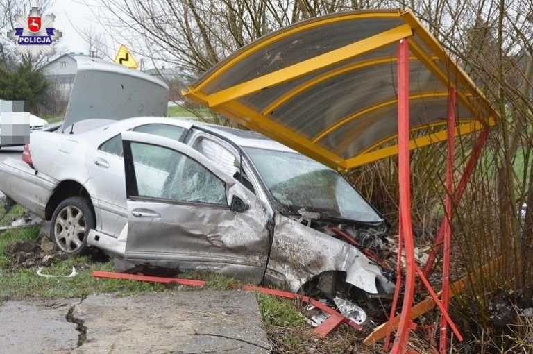 26 – latka wjechała skodą w drzewo, kierowca mercedesa zakończył jazdę na wiacie przystankowej