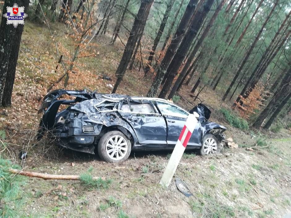 68 183687 26 - latka wjechała skodą w drzewo, kierowca mercedesa zakończył jazdę na wiacie przystankowej