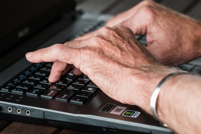 Cyfrowy senior otrzymuje pieniądze na konto