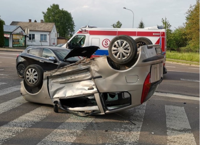 Fiat Punto dachował. W środku była 4-osobowa rodzina.