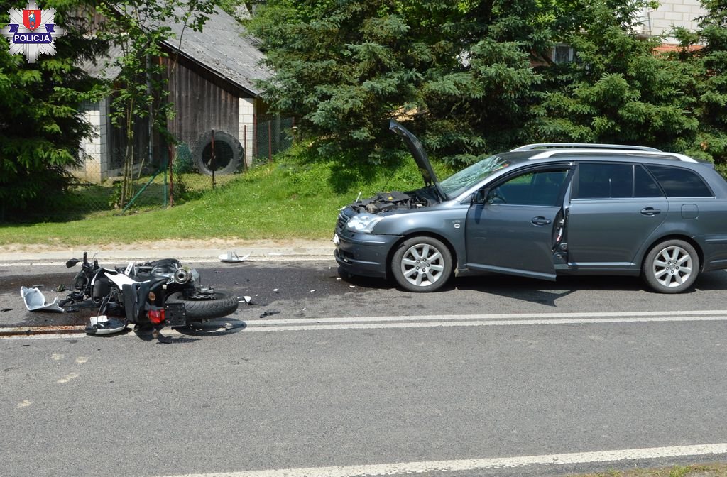 361 186188 Czołowe zderzenie motocykla z toyotą