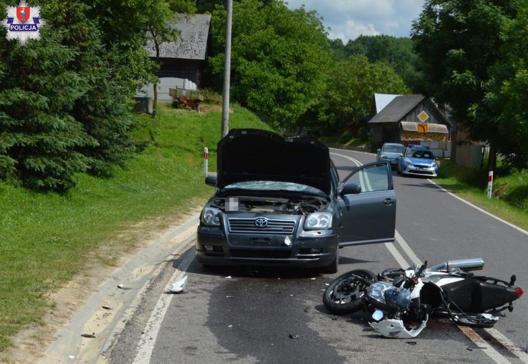 Czołowe zderzenie motocykla z toyotą