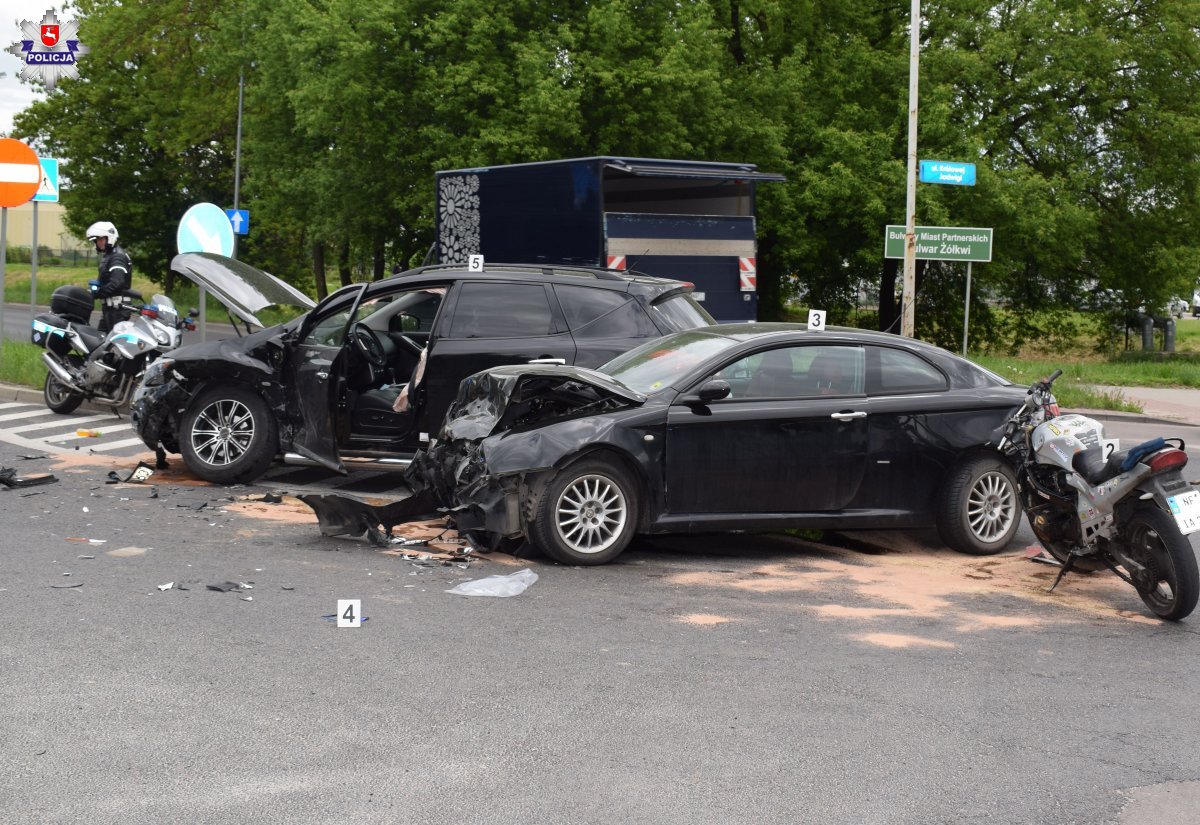 68 185536 ZAMOŚĆ: Poważny wypadek na skrzyżowaniu Królowej Jadwigi - Dzieci Zamojszczyzny