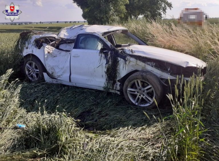 22-latek jechał z szybko. Jego audi wylądowało na drzewie.