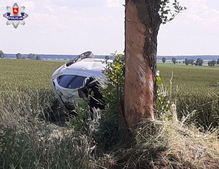 68 186687 22-latek jechał z szybko. Jego audi wylądowało na drzewie.