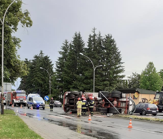 img 9648 ZAMOŚĆ: Szambiarka wywróciła się na jezdnię. Utrudnienia dla kierowców!