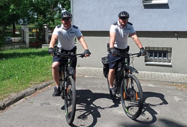 Policjanci przesiedli się na rowery.