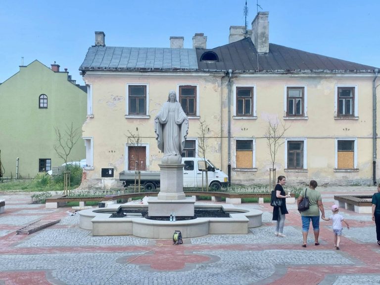 Kościół Ojców Franciszkanów ponownie otwarty dla wiernych. Przy świątyni stanęła figura Matki Bożej