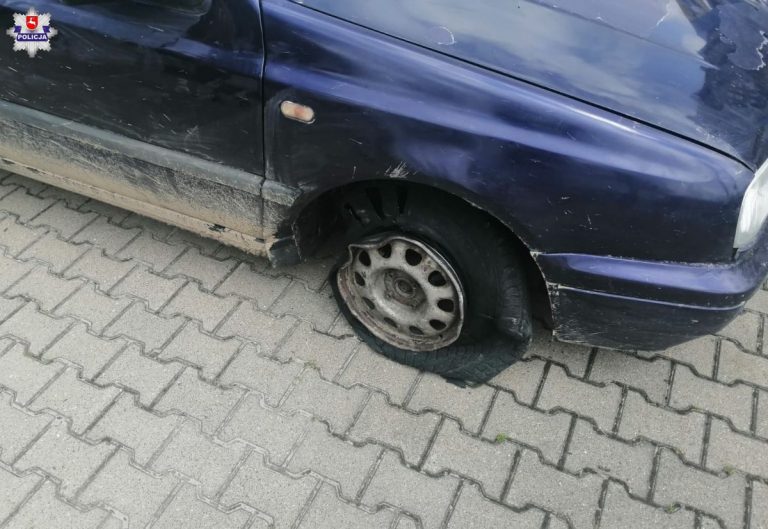 Jechał pijany i z uszkodzoną oponą. Potem porzucił auto, zabrał psa i uciekał boso