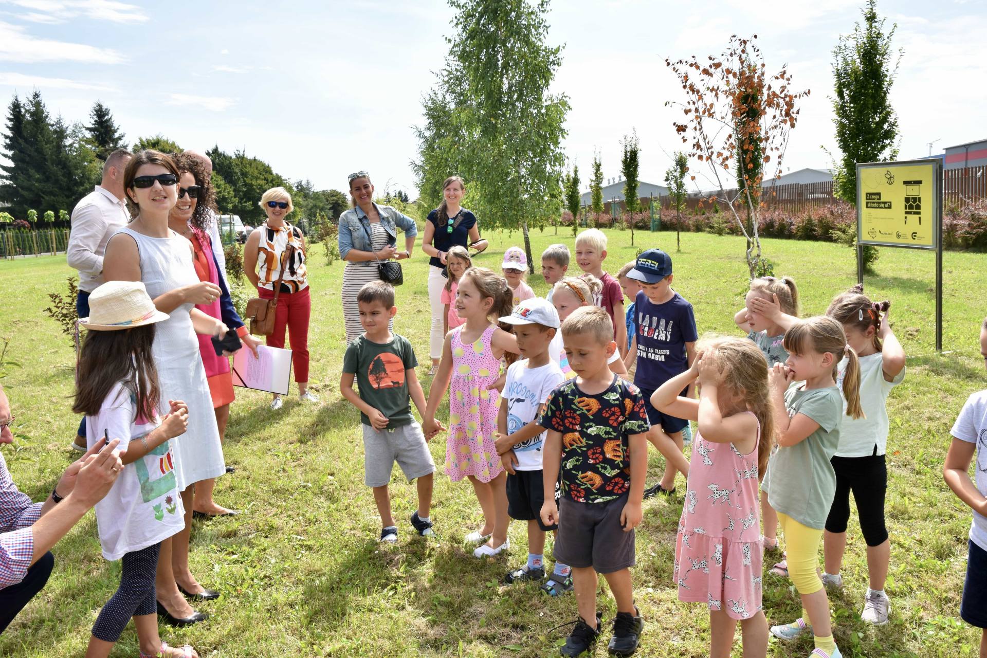 dsc 9897 ZAMOŚĆ: Miejska pasieka z ulami z recyklingu uroczyście otwarta [ZDJĘCIA]