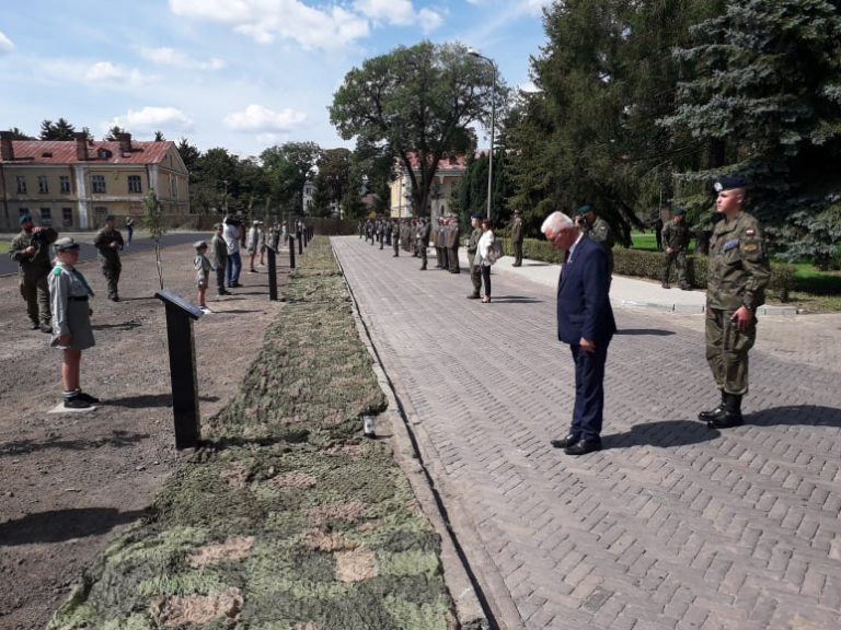 ZAMOŚĆ: Odsłonięcie Alei Dębów żołnierzy pomordowanych w Katyniu