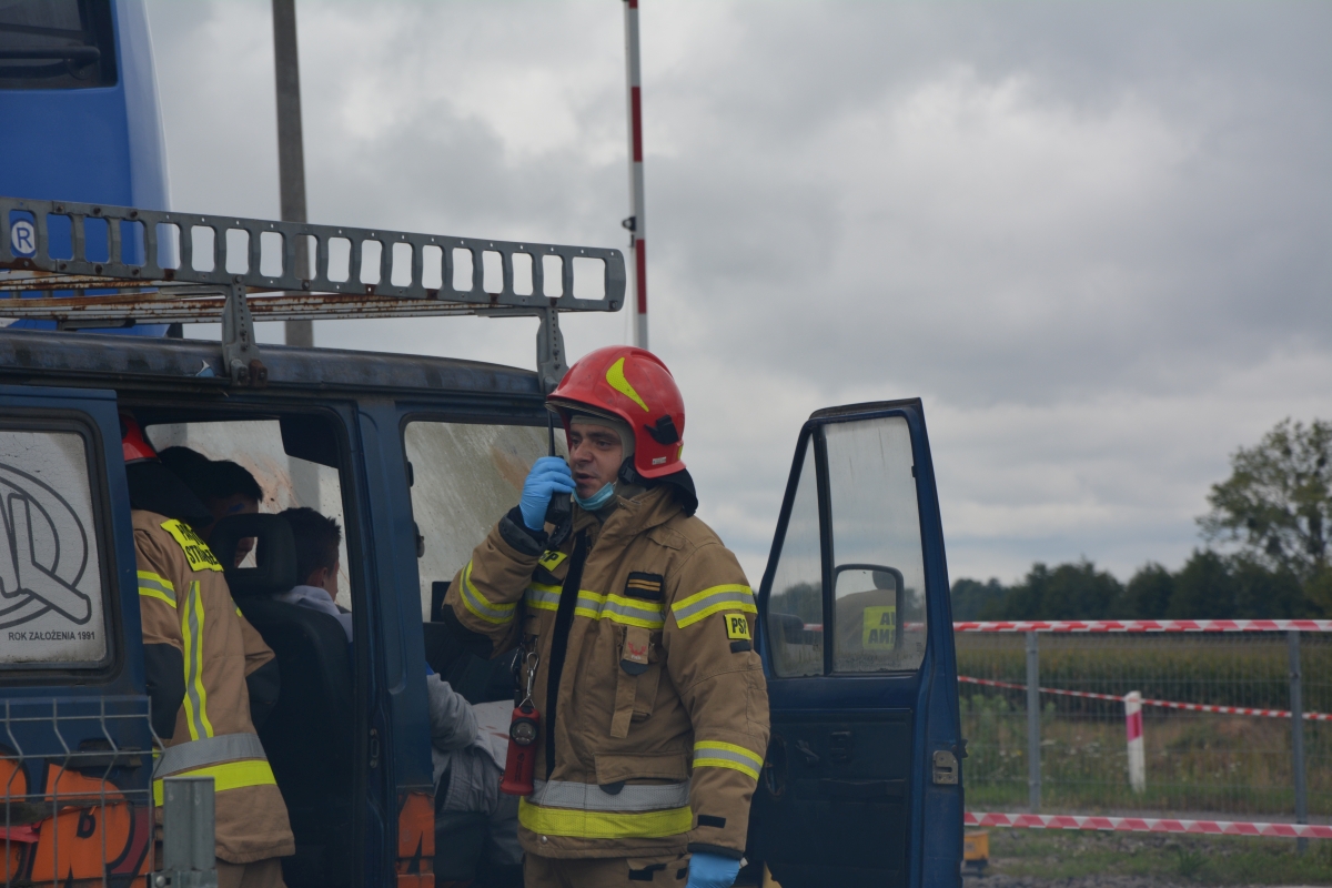 dsc 0029 Pociąg przewożący cysternę z benzenem zderzył się z busem pasażerskim. Akcja Straży Pożarnej