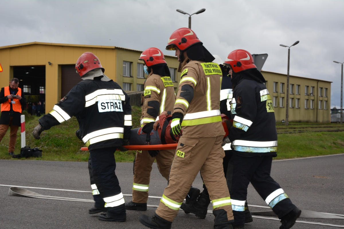 dsc 0056 Pociąg przewożący cysternę z benzenem zderzył się z busem pasażerskim. Akcja Straży Pożarnej