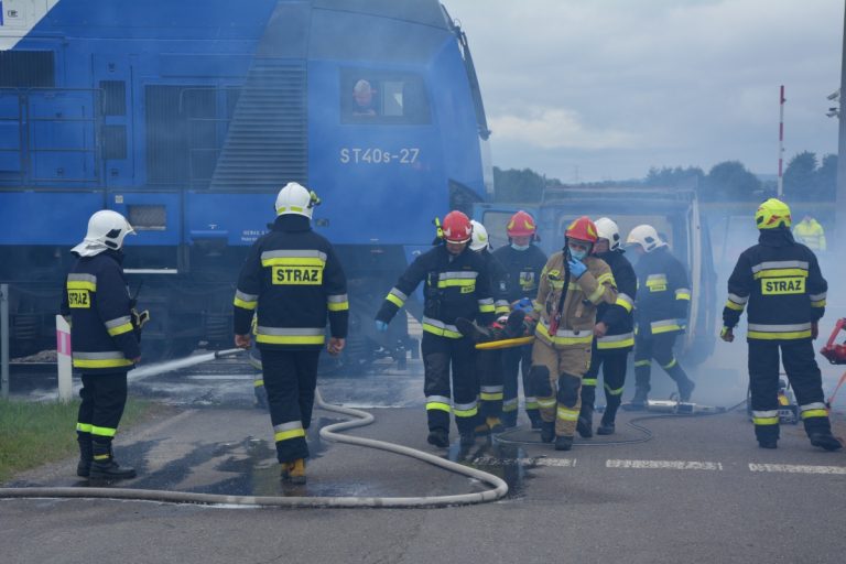 Pociąg przewożący cysternę z benzenem zderzył się z busem pasażerskim. Akcja Straży Pożarnej
