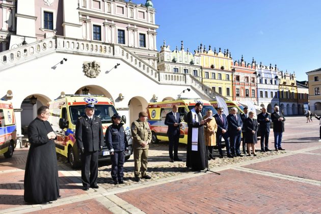 dsc 4316 Poświęcenie i przekazanie nowych ambulansów oraz wręczenie odznaczeń medykom [ZDJĘCIA]