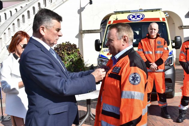 dsc 4347 Poświęcenie i przekazanie nowych ambulansów oraz wręczenie odznaczeń medykom [ZDJĘCIA]