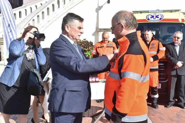 dsc 4362 Poświęcenie i przekazanie nowych ambulansów oraz wręczenie odznaczeń medykom [ZDJĘCIA]