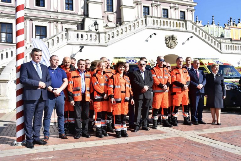 Poświęcenie i przekazanie nowych ambulansów oraz wręczenie odznaczeń medykom [ZDJĘCIA]