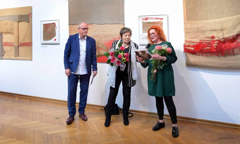 ZAMOŚĆ: Wystawa „TEMPUS FUGIT” z okazji jubileuszu 40-lecia pracy pedagogicznej prof. zw. Lilli Kulki [ZDJĘCIA]