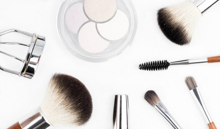 Makijaż w podróży – jakie kosmetyki wybrać oraz na jakie formuły stawiać w cięższych warunkach?