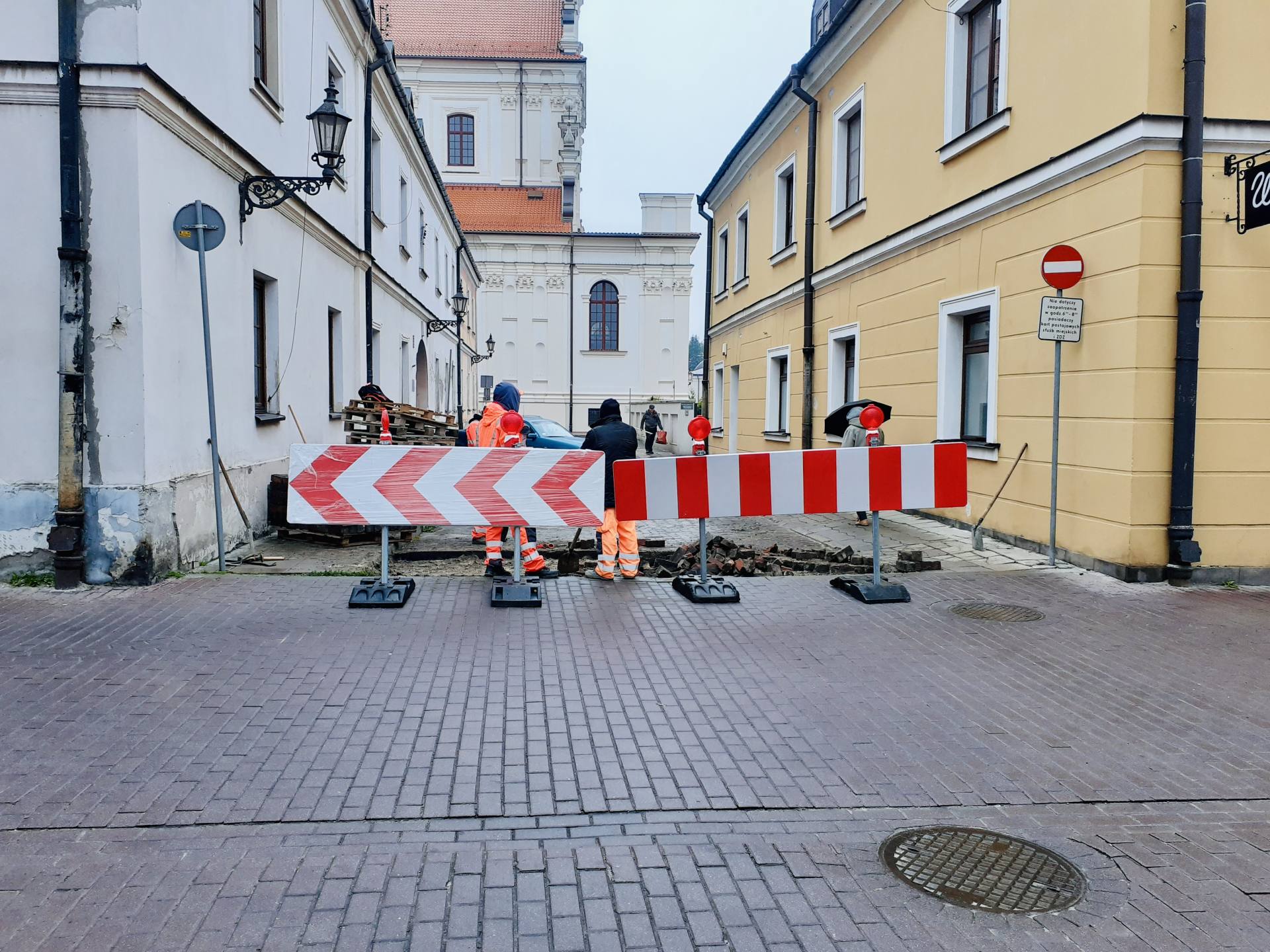 20211013 084854 ZAMOŚĆ: Znów utrudnienia na Starówce. Kolejne ulice zostały zamknięte.